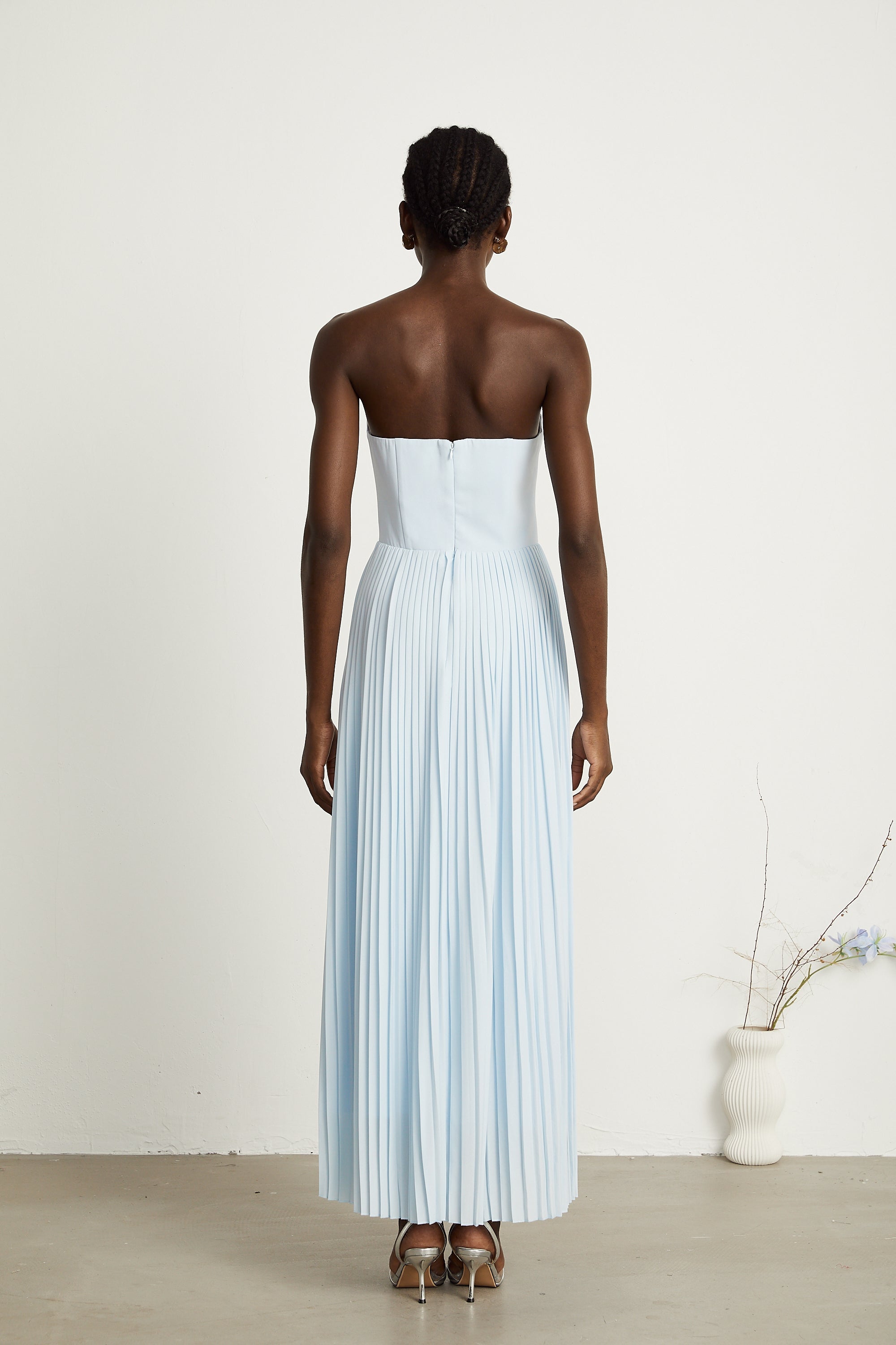 <img src="https://www.beryn-boutique.com/" 
       alt="Sky-blue Strapless Pleated Midi Dress" 
       loading="lazy" />