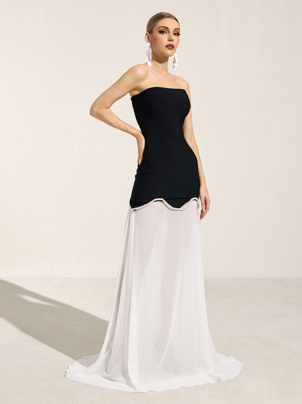 Elegantes schwarz-weißes Lagenkleid