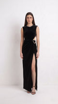 < img src="https://www.berynea.com/" 
       alt="Black Velvet Sleeveless Maxi Dress | Elegant Evening Gown Formal Party | Berynea" 
       loading="lazy" />