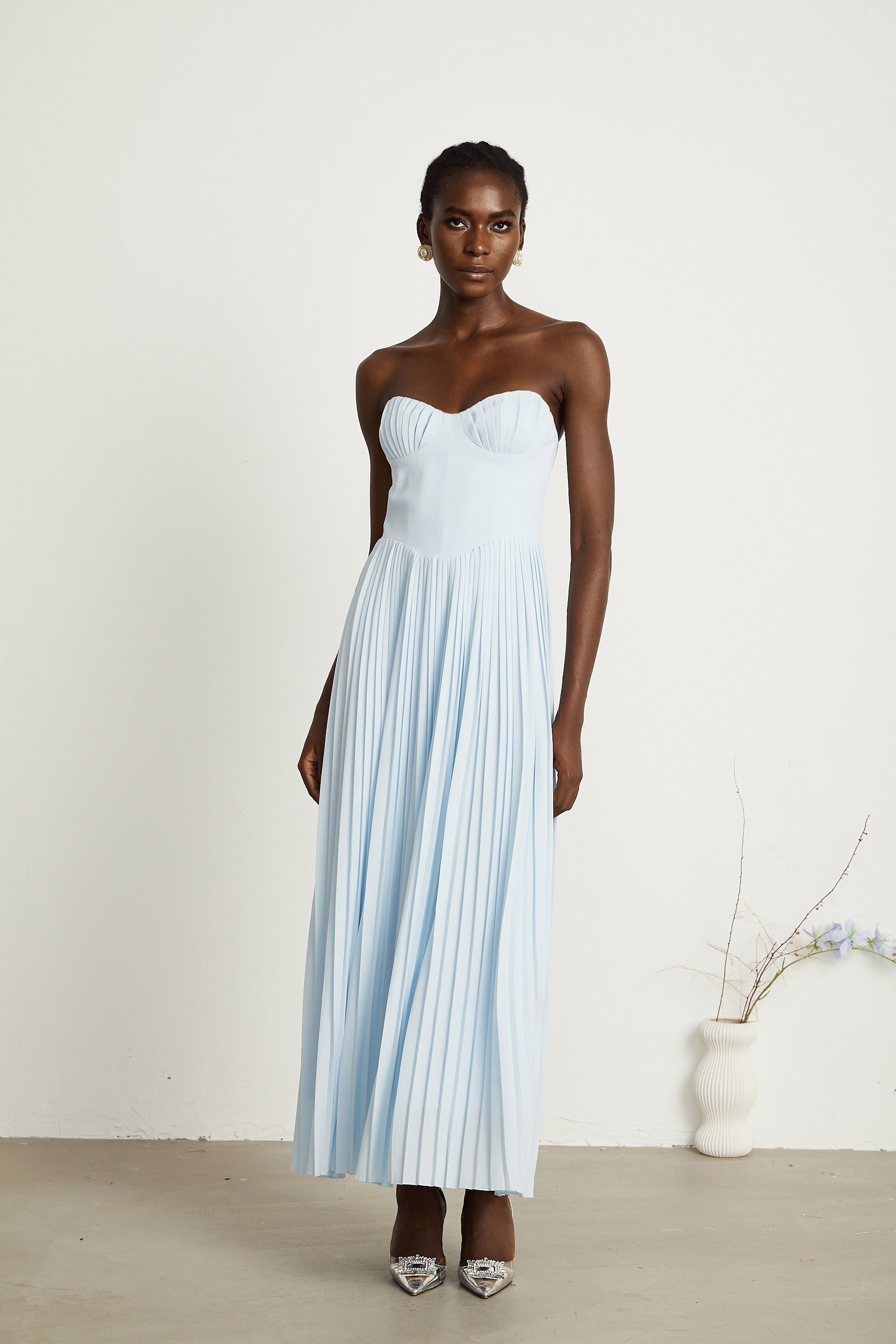 <img src="https://www.beryn-boutique.com/" 
       alt="Sky-blue Strapless Pleated Midi Dress" 
       loading="lazy" />