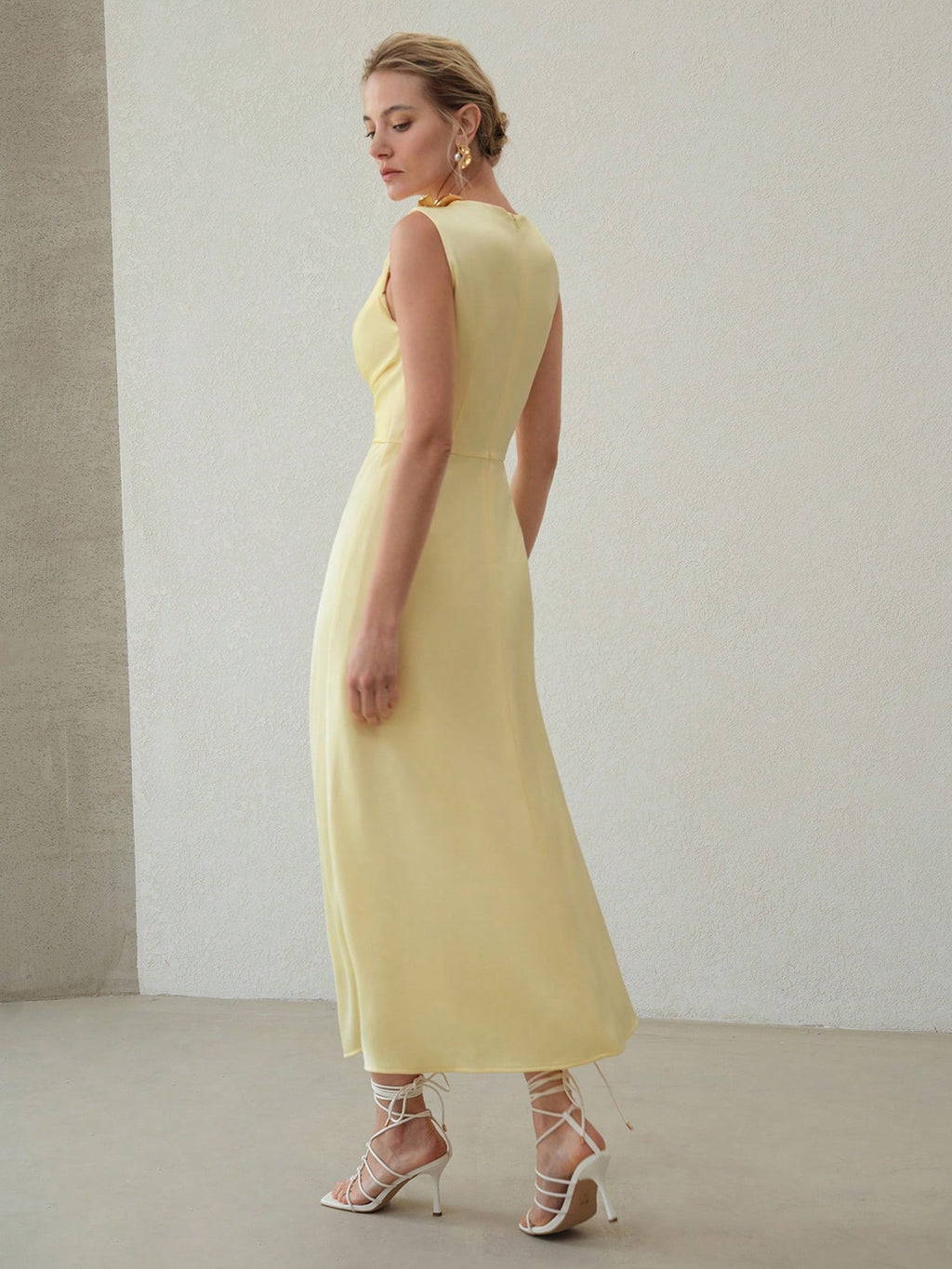 <a href="https://beryn-boutique.com/dress">
<img src="xxx.jpg" alt=<" ELEGANT SOLID RUCHED WAIST SLIM FIT DRESS FOR WOMEN">
</a>

