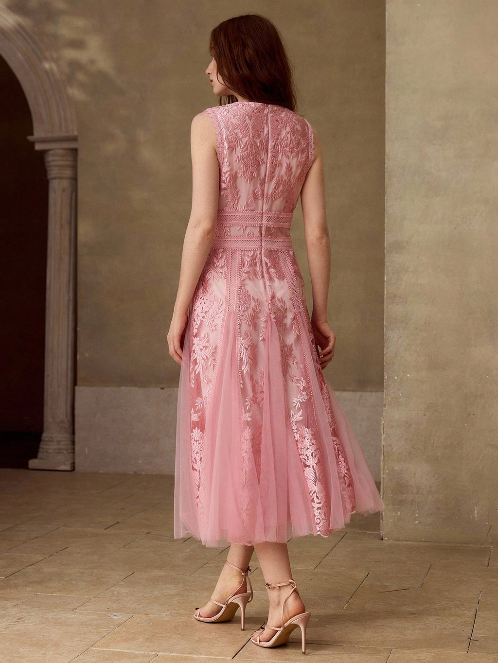 <a href="https://beryl-boutique.com/dress">
<img src="xxx.jpg" alt="MOTF PREMIUM WOMEN'S LACE EMBROIDERED SPLICE FLORAL TRIM ELEGANT SLEEVELESS MIDI DRESS, SUITABLE FOR DATES, SPRING/SUMMER">
</a>

