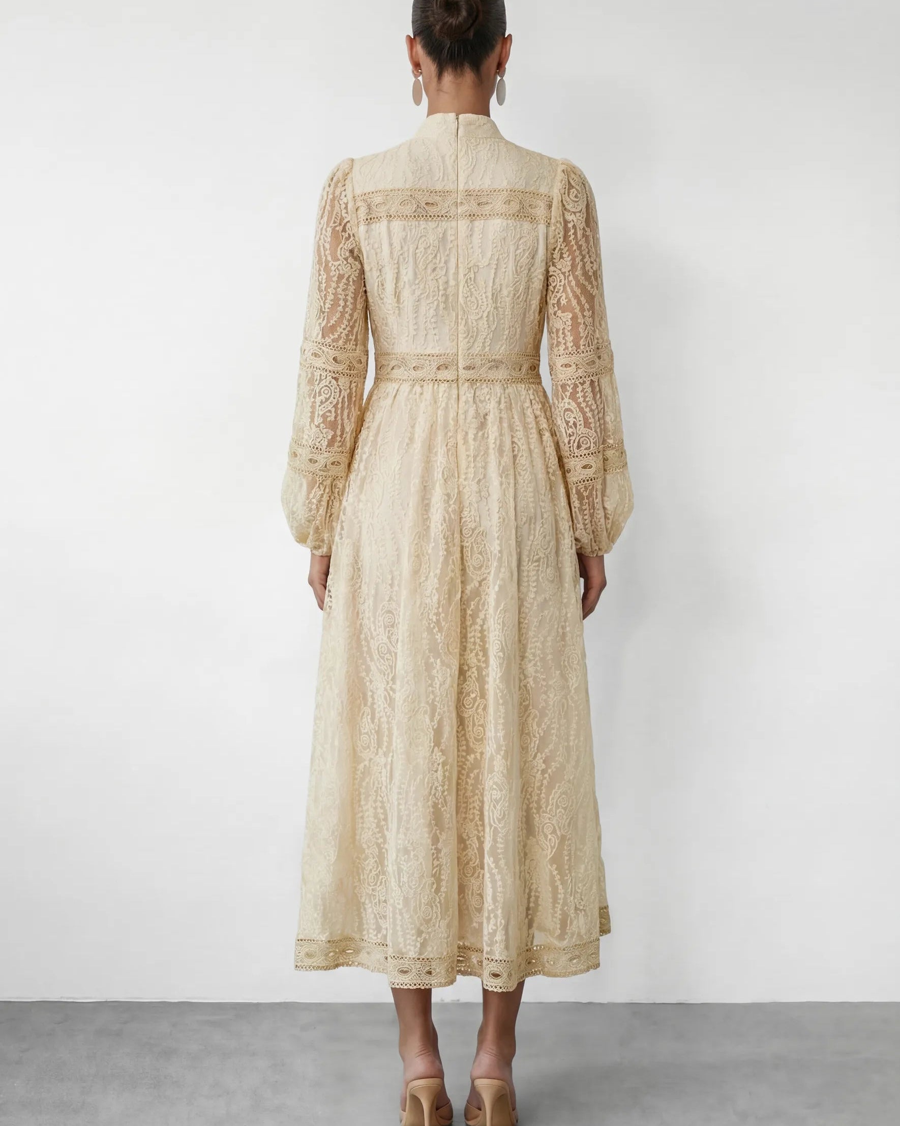 <img src="https://www.beryn-boutique.com/" 
       alt="Bohemian Cream Lace Midi Dress" 
       loading="lazy" />