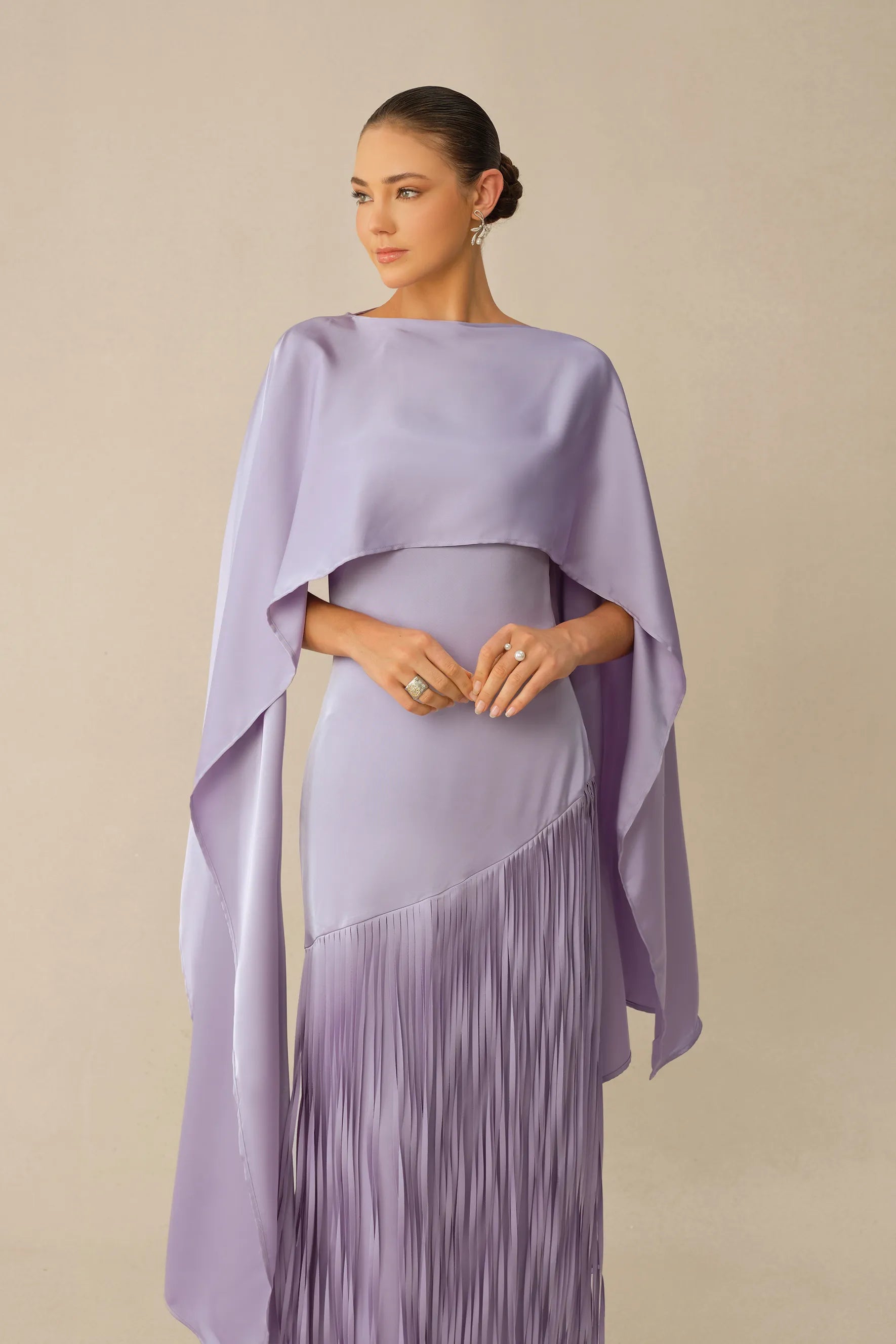 Elegantes altrosa Maxikleid mit Cape und Fransen