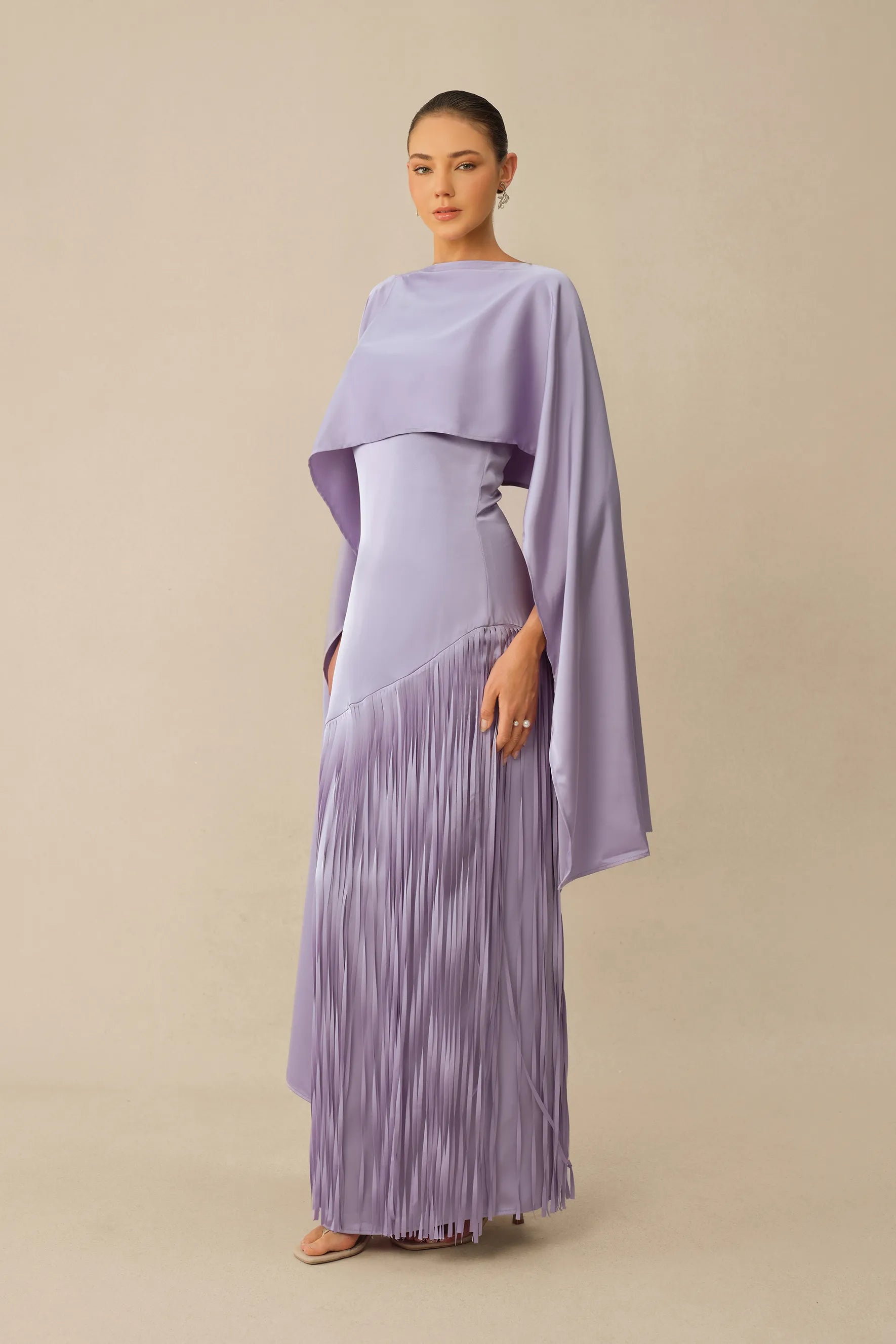 Elegantes altrosa Maxikleid mit Cape und Fransen