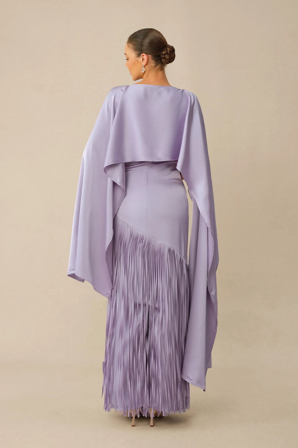 Elegantes altrosa Maxikleid mit Cape und Fransen