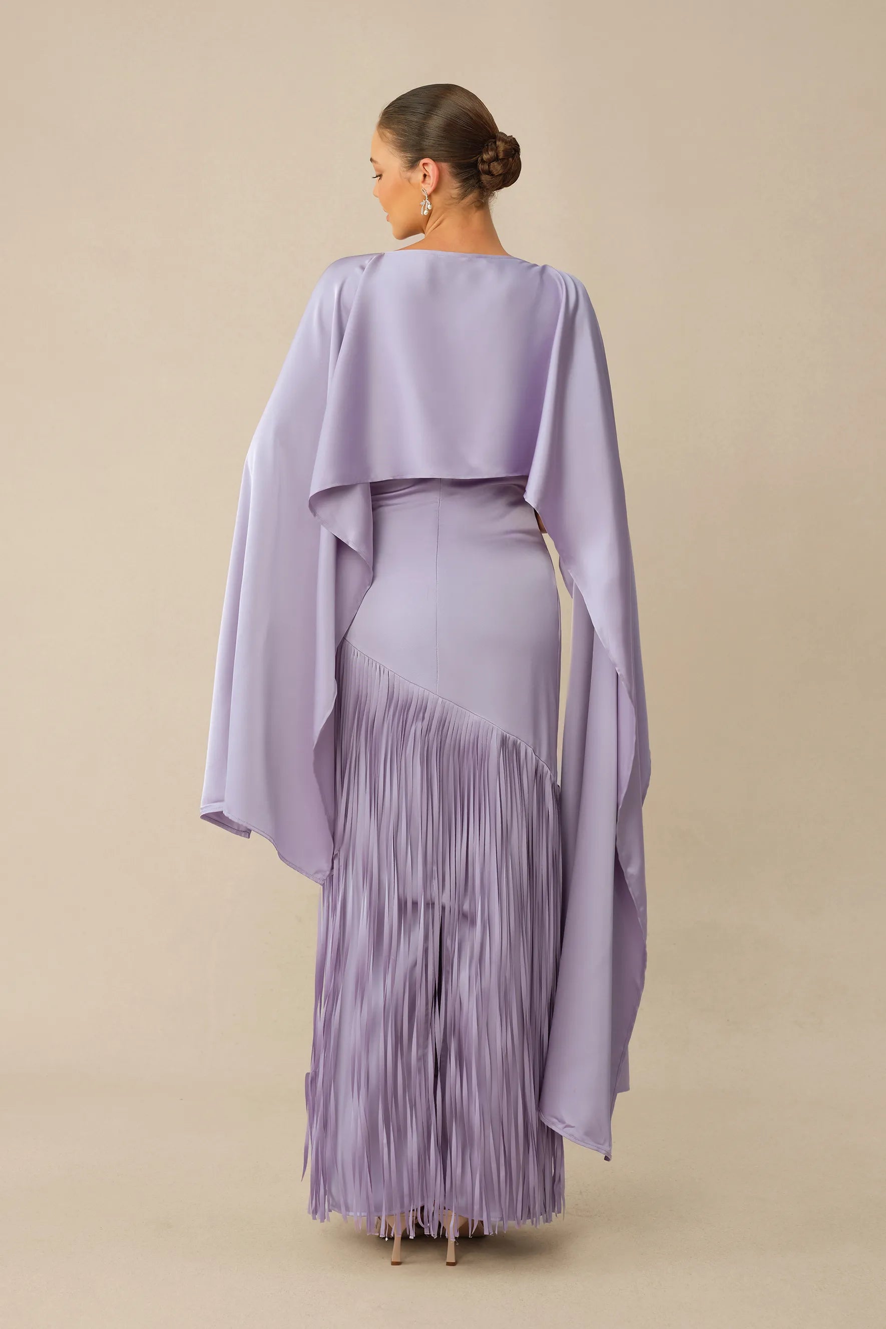 Elegantes altrosa Maxikleid mit Cape und Fransen