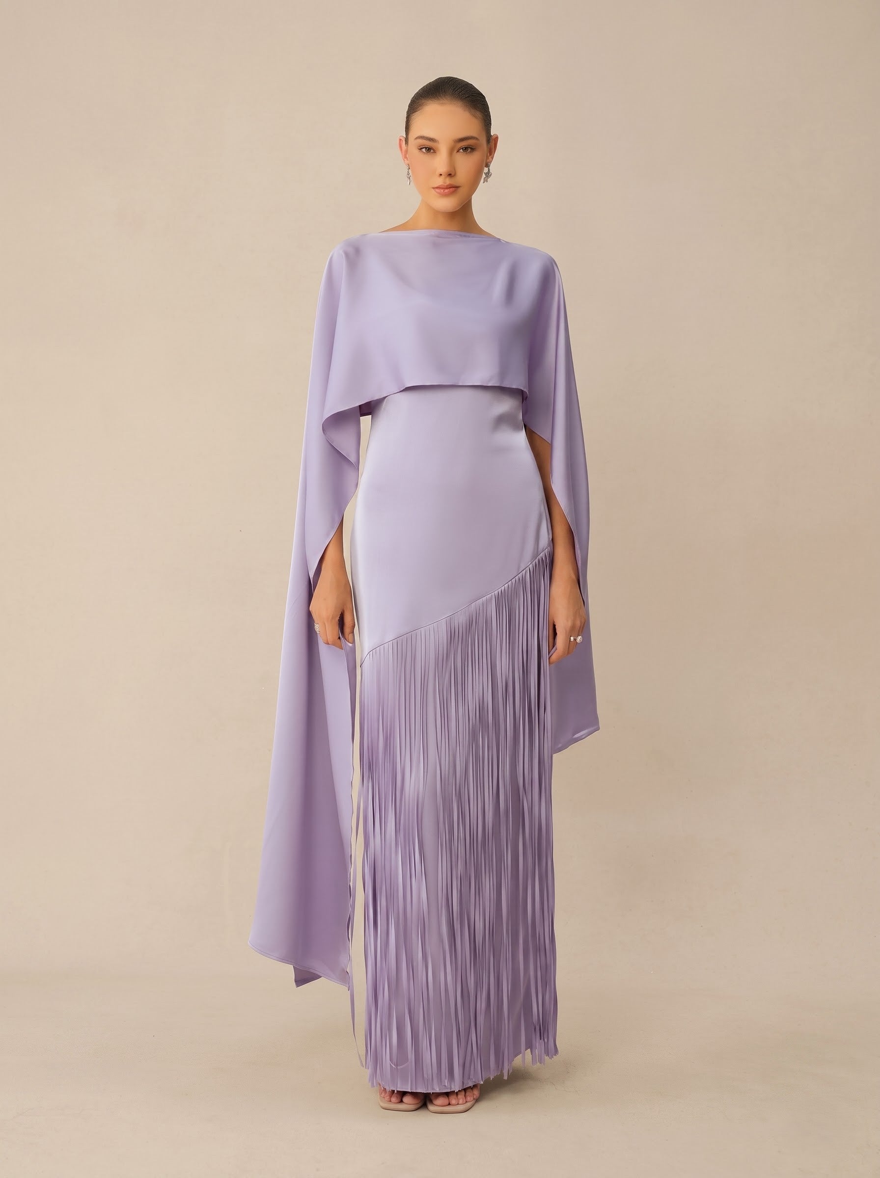 Elegantes altrosa Maxikleid mit Cape und Fransen