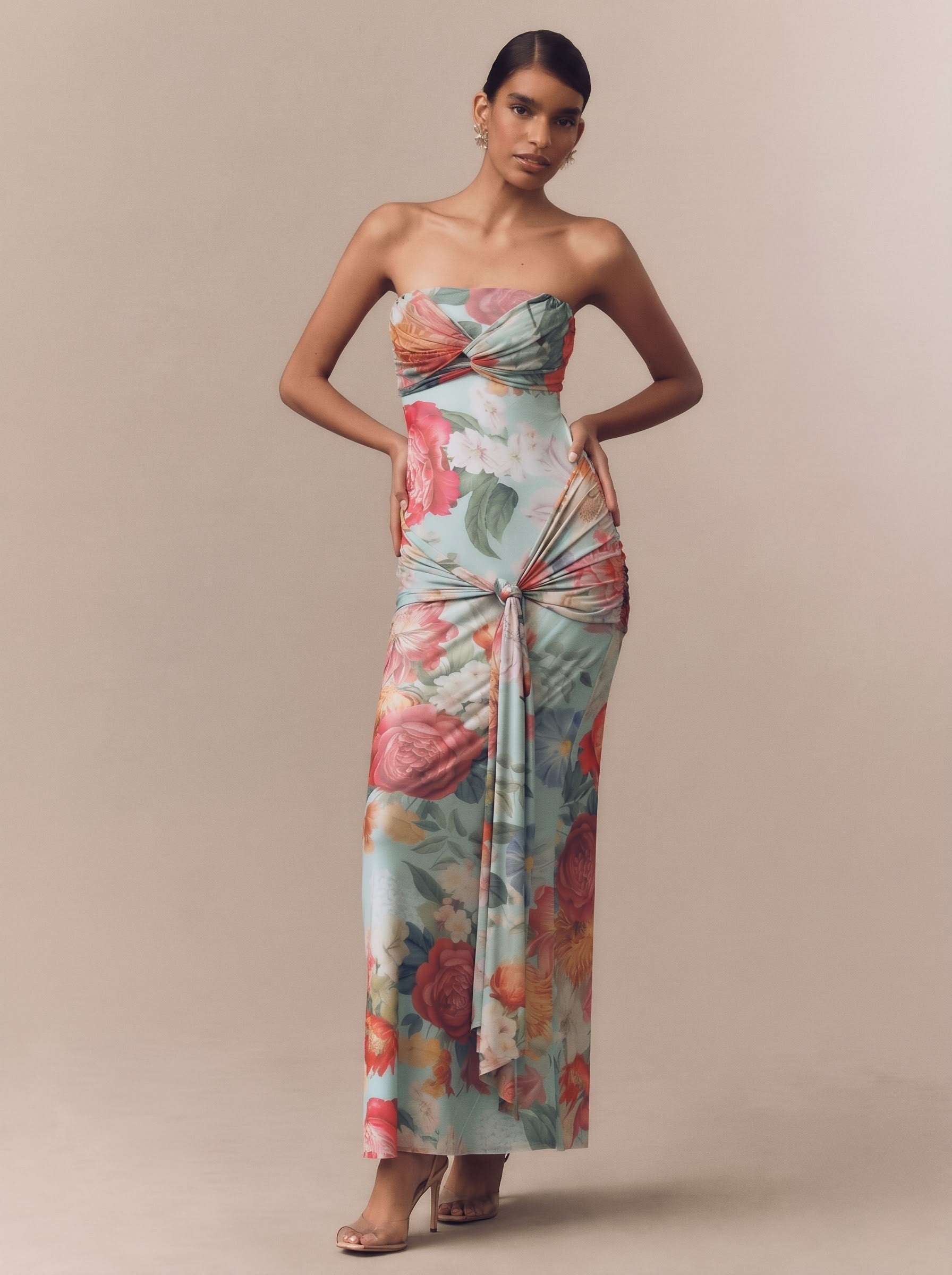 Geblümtes trägerloses Maxikleid mit Wickeldetail