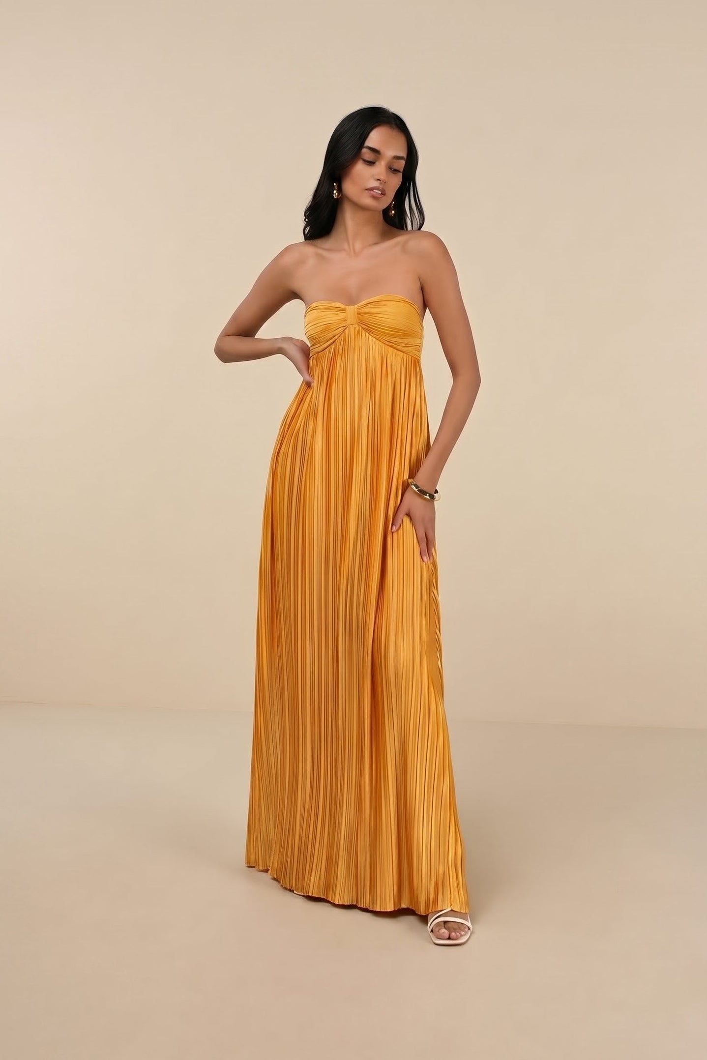 Goldgelbes plissiertes trägerloses Maxikleid