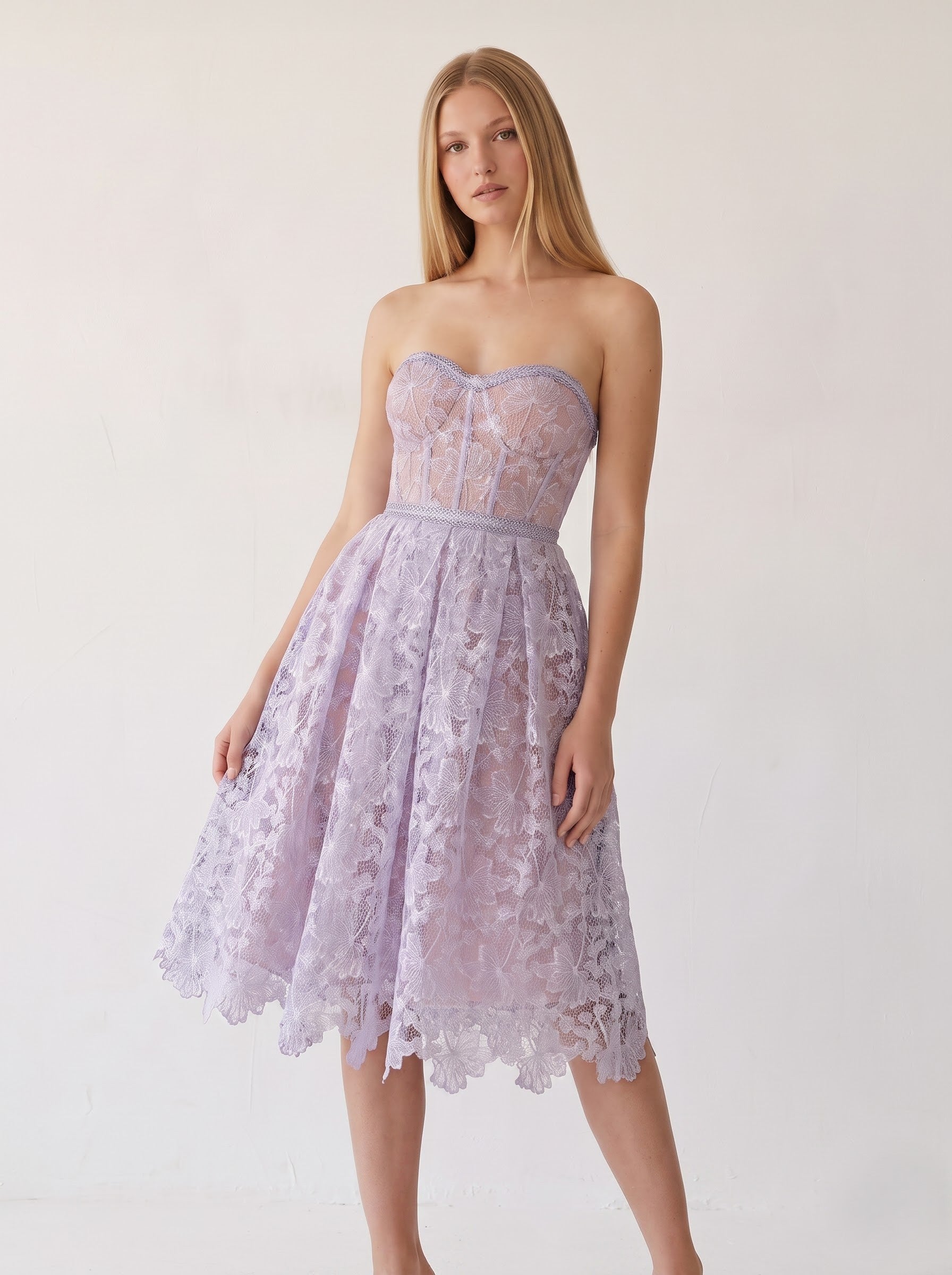Spitzen-trägerloses Blumen-Midikleid