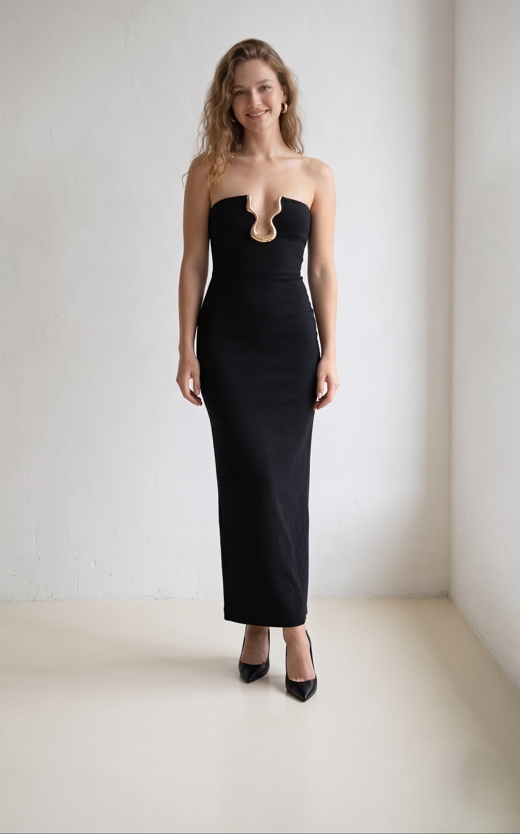 
< img src="https://www.berynea.com/" 
       alt="Elegant Black Tube Dress" 
       loading="lazy" />