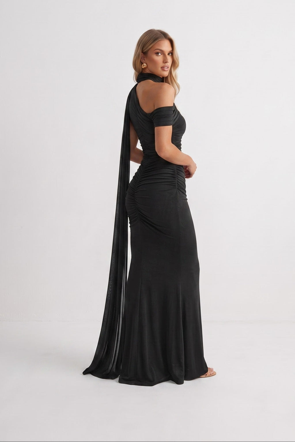< img src="https://www.berynea.com/" 
       alt="Black One Shoulder Ruched Maxi Dress" 
       loading="lazy" />