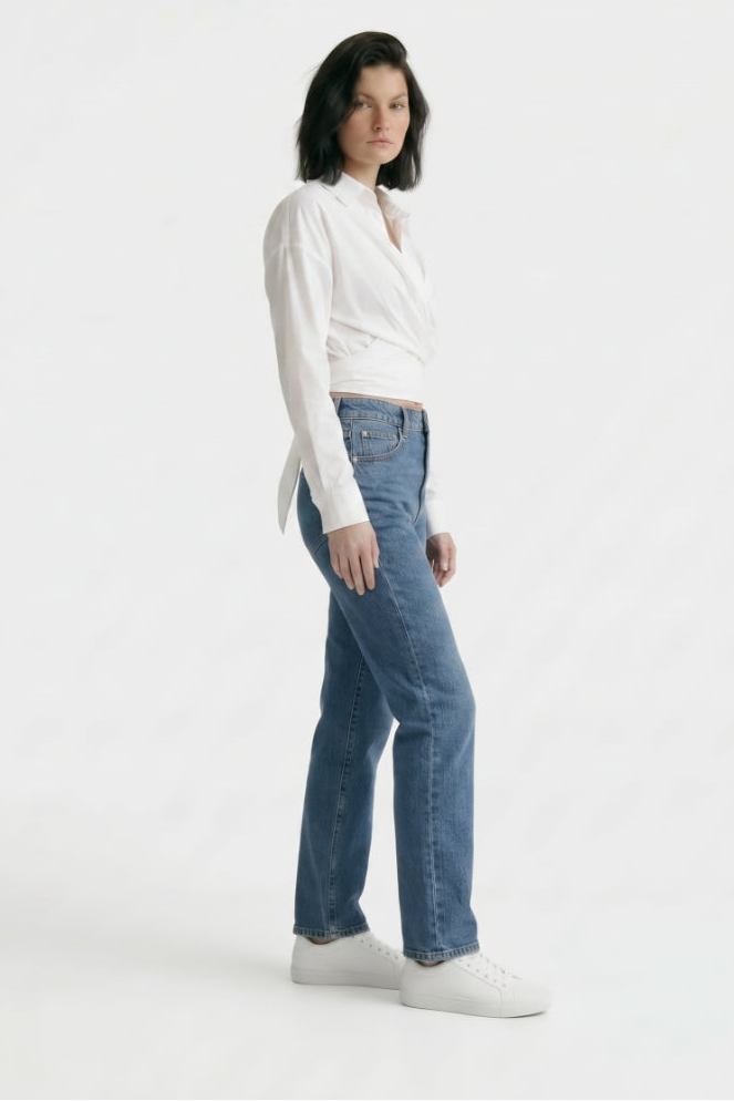 
< img src="https://www.berynea.com/" 
       alt="Women's White Long Sleeve Crop Top | Wrap Front Collared Cropped Blouse Casual Chic" 
       loading="lazy" />