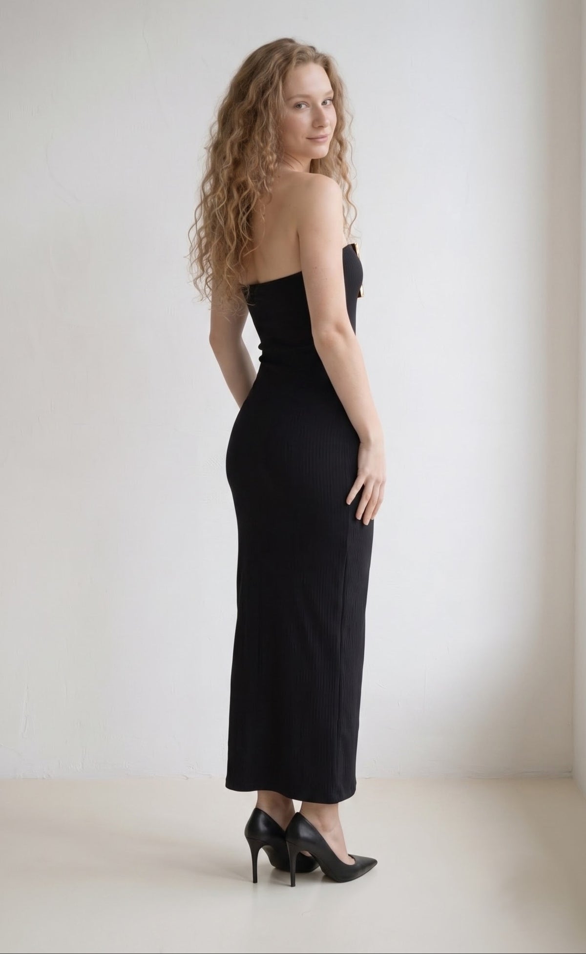 
< img src="https://www.berynea.com/" 
       alt="Elegant Black Tube Dress" 
       loading="lazy" />