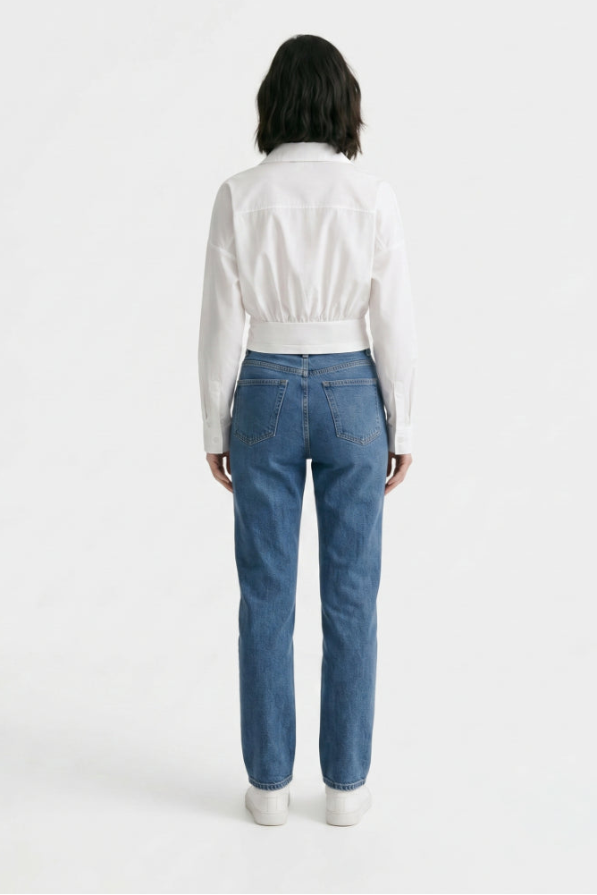 
< img src="https://www.berynea.com/" 
       alt="Women's White Long Sleeve Crop Top | Wrap Front Collared Cropped Blouse Casual Chic" 
       loading="lazy" />