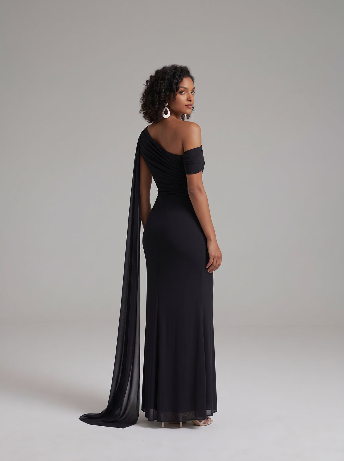 < img src="https://www.berynea.com/" 
       alt="Black One Shoulder Ruched Maxi Dress" 
       loading="lazy" />