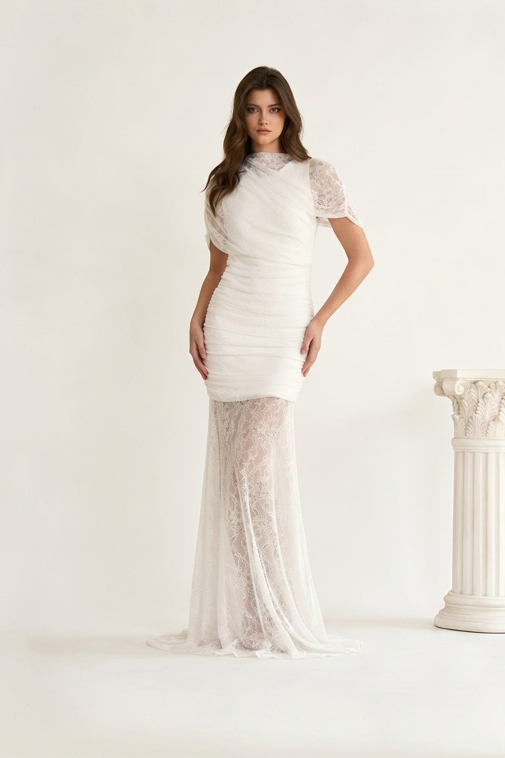 Asymmetrisches hochgeschlossenes Hochzeitskleid