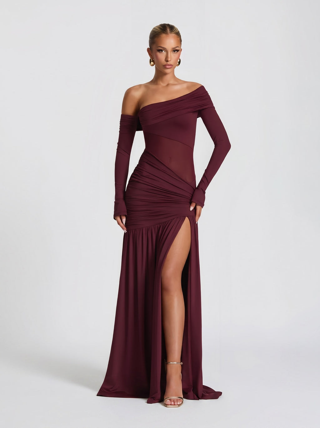 Abendkleid mit hohem Schlitz und Raffungen