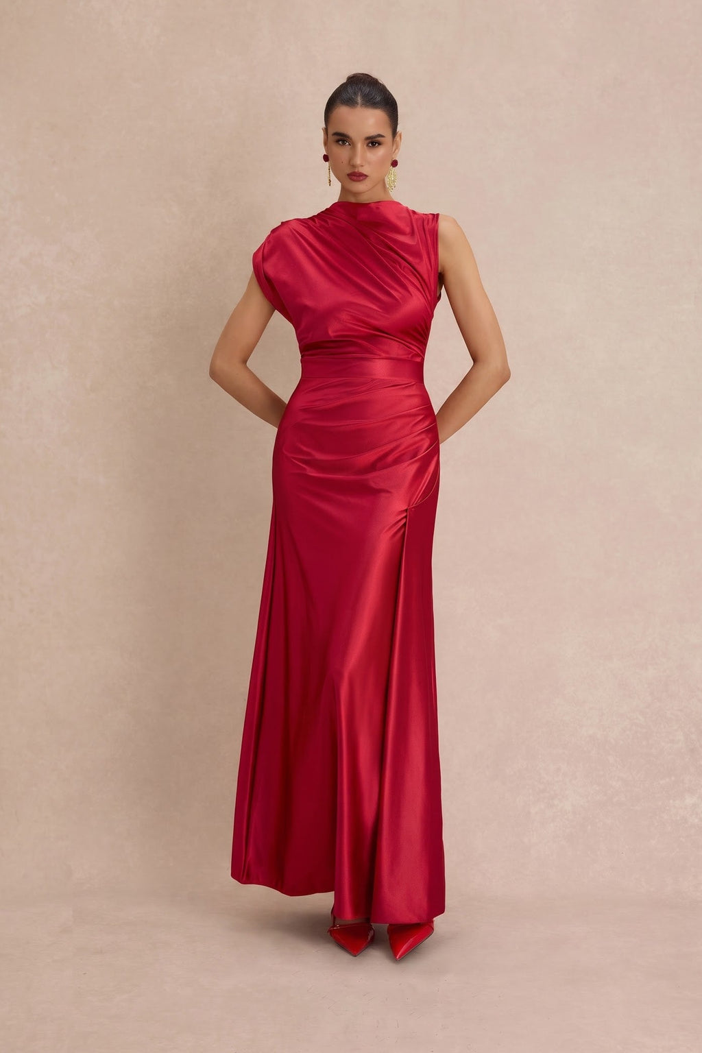 Rotes, asymmetrisches Maxikleid aus Satin