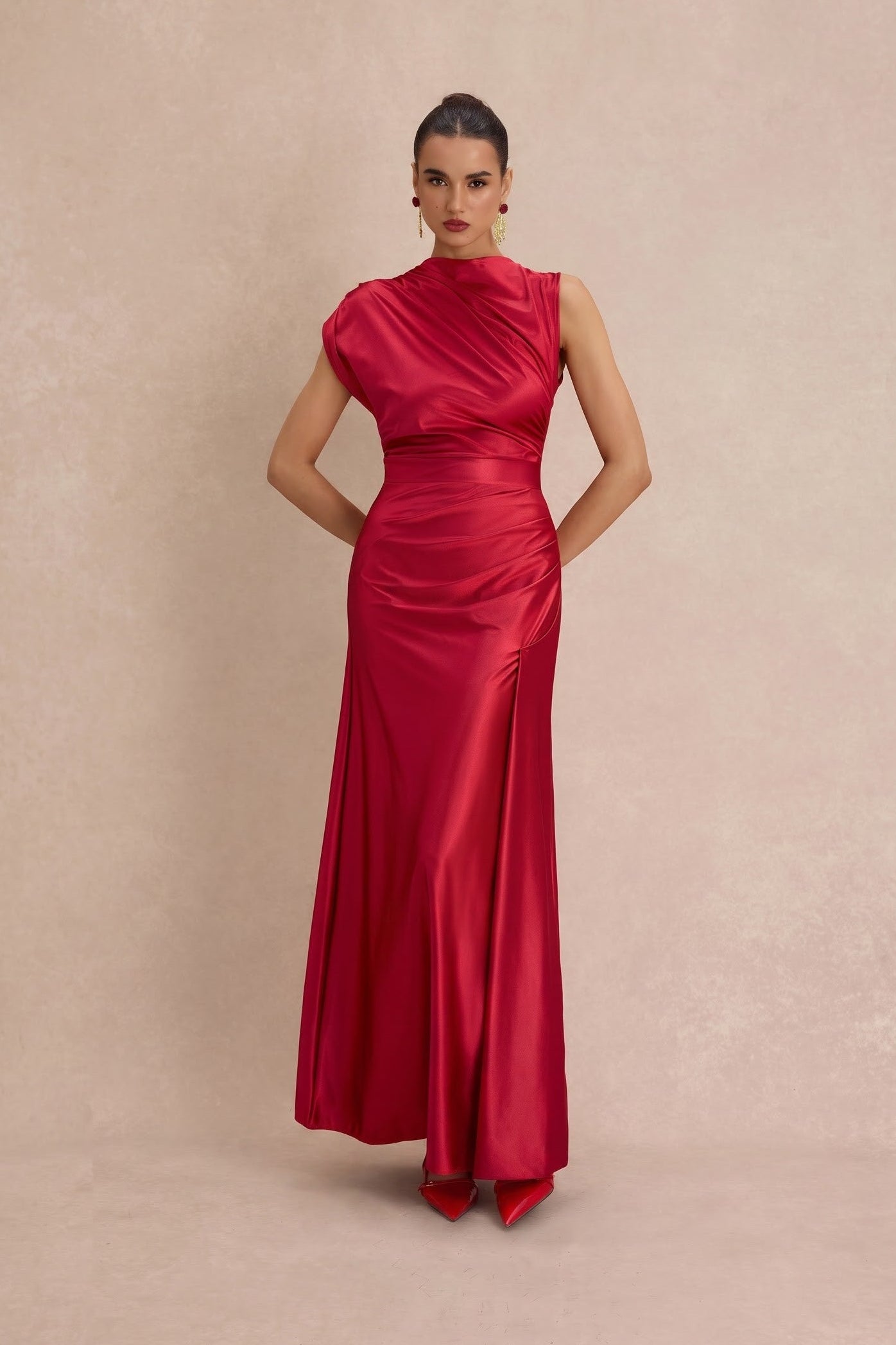 Rotes, asymmetrisches Maxikleid aus Satin